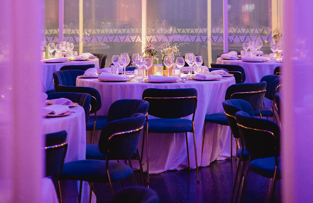 Sfeervolle receptieopstelling in een historische zaal