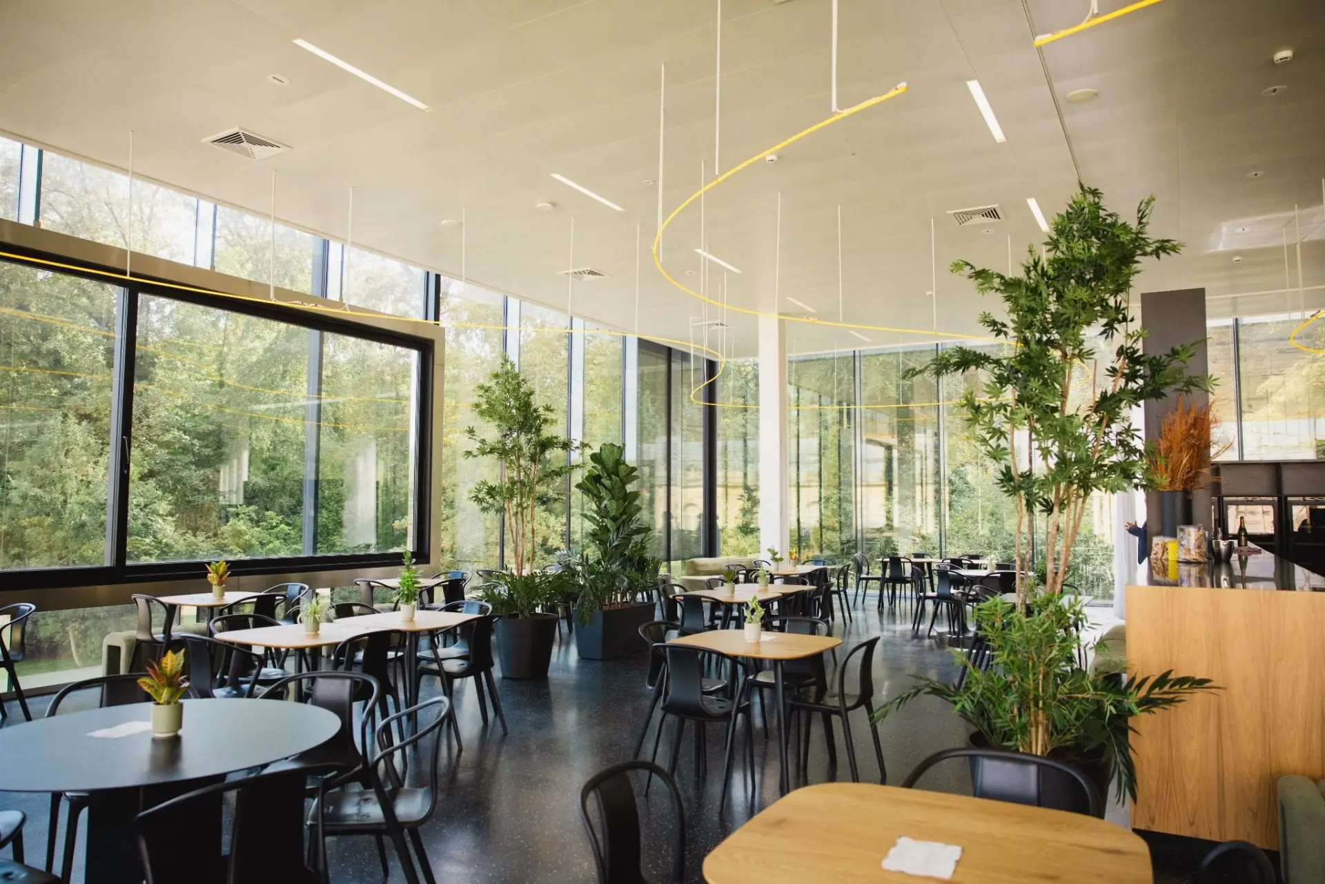 Lange gedekte tafel voor een groep in de brasserie